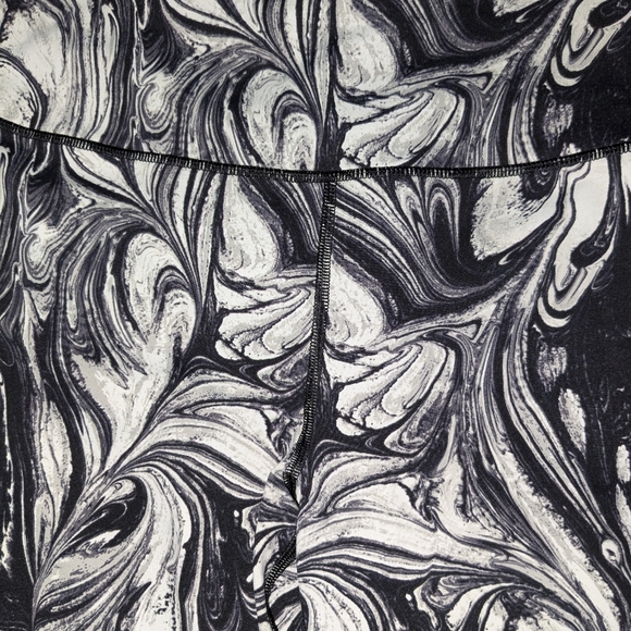 Victoria's Secret. Victoria Sport leggings. Like new. Large. - Picture 4 of 5